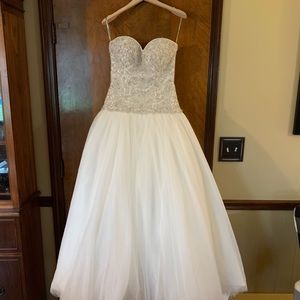 Maggie Sottero Wedding Gown-Size 6